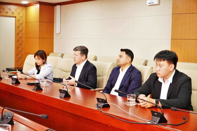 Ông Bob McCooey (thứ 2 từ trái qua), Phó Chủ tịch kiêm Giám đốc Bộ phận Niêm yết Quốc tế, Nasdaq phát biểu tại buổi làm việc