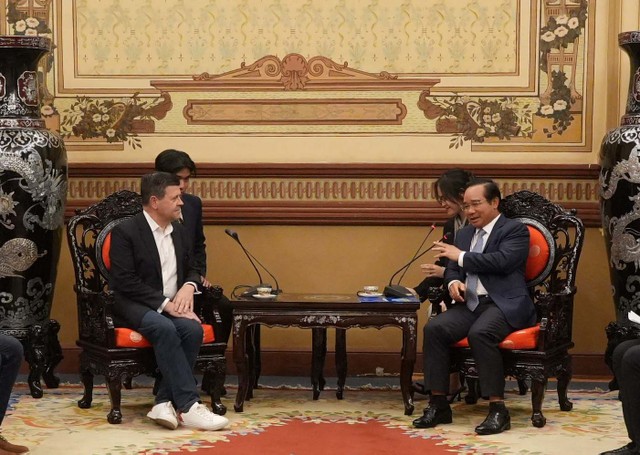 Chủ tịch UBND Thành phố Nguyễn Văn Được trao đổi với Phó chủ tịch Nasdaq Robert H. McCooey. Ảnh: HT