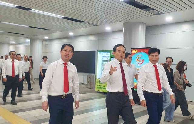 Ông Trần Lưu Quang ( giữa), Bí thư Trung ương Đảng, Bí thư Thành ủy TP.HCM cùng đoàn đại biểu tham quan, trải nghiệm tuyến đường sắt đô thị Bến Thành - Suối Tiên (Metro số 1).