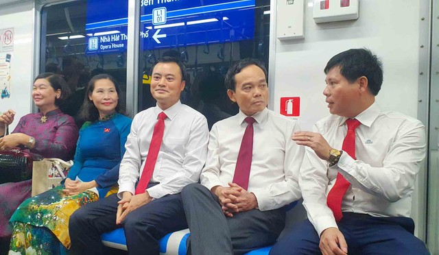 Ông Trần Lưu Quang, Bí thư Trung ương Đảng, Bí thư Thành ủy TP.HCM nghe giới thiệu về tuyến Metro số 1.