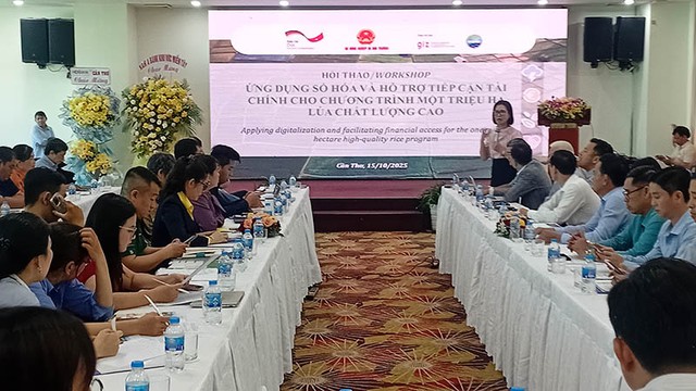 Bà Nguyễn Thị Hoàng Yến - Phó Cục trưởng Cục Kinh tế Hợp tác và Phát triển nông thôn cung cấp thông tin tại Hội thảo