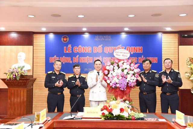 Tập thể lãnh đạo Cục Hải quan chúc mừng ông Nguyễn Thành Hưng.