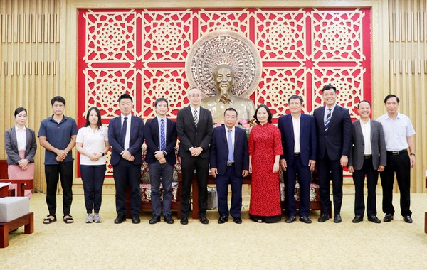 Lãnh đạo tỉnh Nghệ An chụp hình lưu niệm cùng Đoàn công tác của JICA.