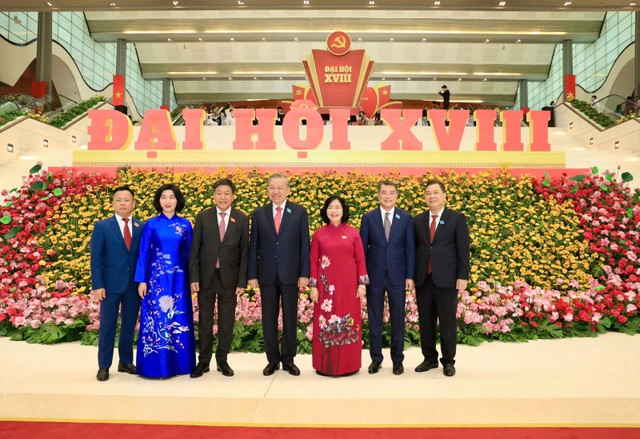 Tổng Bí thư Tô Lâm chụp ảnh lưu niệm cùng lãnh đạo thành phố Hà Nội.