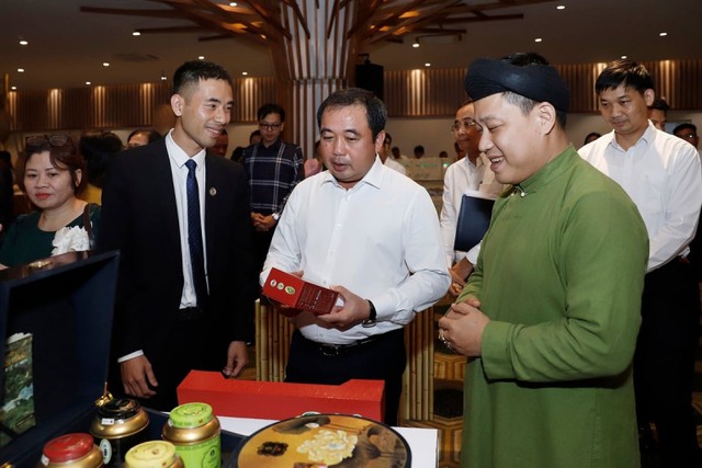 Quyền Bộ trưởng Trần Đức Thắng thăm gian hàng của nghệ nhân văn hóa trà Đào Đức Hiếu. Ảnh: Khương Trung.