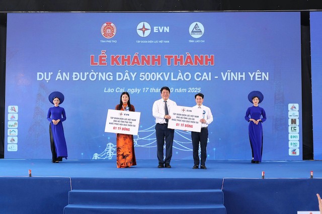 Tổng giám đốc EVN Nguyễn Anh Tuấn trao quà ủng hộ 2 địa phương có dự án đi qua.