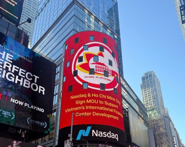 Bảng chào mừng ký kết hợp tác giữa TP.HCM và Nasdaq tại Quảng trường Thời đại, New York. Ảnh: UBND TP.HCM.