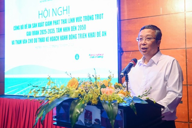Thứ trưởng Bộ Nông nghiệp và Môi trường Hoàng Trung chia sẻ tại hội nghị.