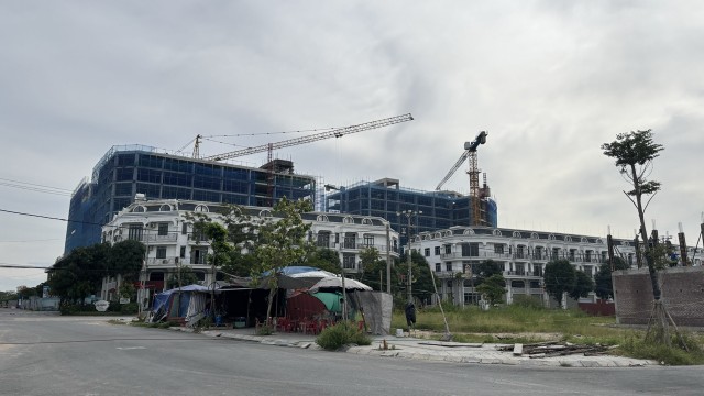 Lượng cư dân từ khu nhà ở xã hội được kỳ vọng sẽ giúp hoạt động thương mại tại dãy shophouse trở nên sôi động hơn. Lượng cư dân từ khu nhà ở xã hội được kỳ vọng sẽ giúp hoạt động thương mại tại dãy shophouse trở nên sôi động hơn.