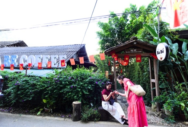 Du khách khám phá bản Pác Ngòi. Ảnh: Hạnh Phúc.