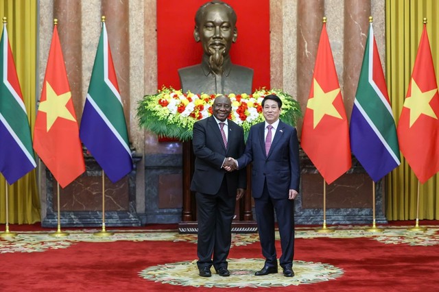 Chủ tịch nước Lương Cường vui mừng chào đón Tổng thống Cyril Ramaphosa tại Phủ Chủ tịch.
