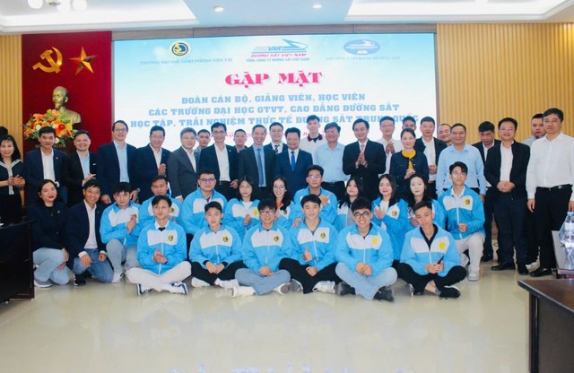 Các giảng viên, sinh viên chụp ảnh lưu niệm với lãnh đạo Tổng công ty Đường sắt Việt Nam trước khi lên tàu sang Trung Quốc.