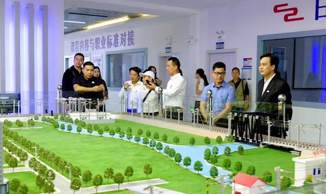 Giáo viên, học viên đường sắt Việt Nam tại trường Cao đẳng kỹ thuật đường sắt Côn Minh (Trung Quốc).