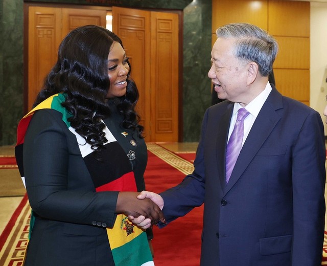 Tổng Bí thư trao đổi với các khách mời. Ảnh: Thống Nhất.