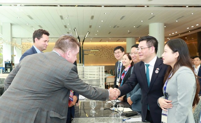 Bộ trưởng Nguyễn Hồng Diên tại buổi làm việc với Hội đồng Kinh doanh Canada bên lề Hội nghị Cấp cao ASEAN lần thứ 47.