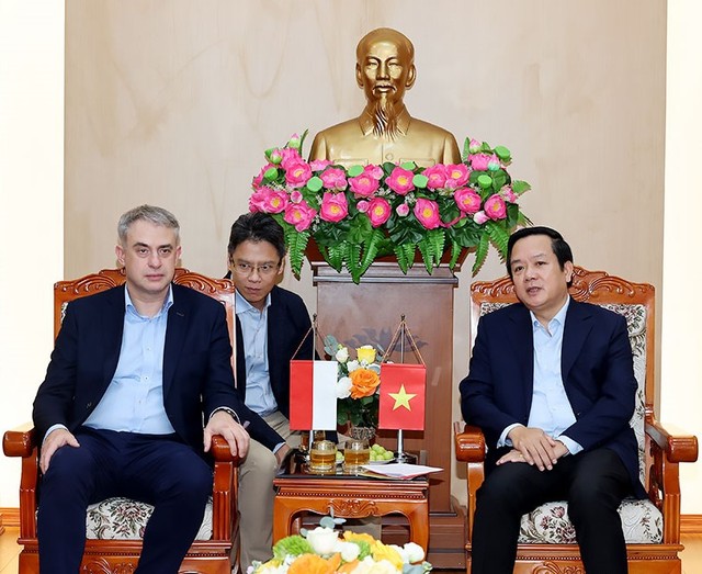 Ông Phạm Quang Ngọc, Phó bí thư Tỉnh ủy, Chủ tịch UBND tỉnh Ninh Bình tiếp Ngài Krzysztof Gawkowski, Phó thủ tướng, Bộ trưởng Kỹ thuật số, Cộng hòa Ba Lan. Ảnh Báo Ninh Bình