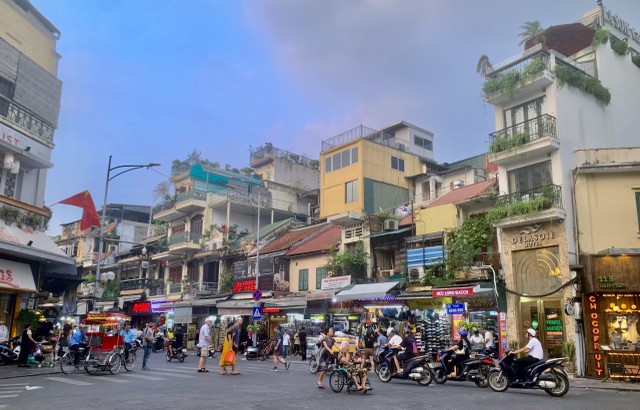 Mặt đường phố Hàng Đào tiếp tục là một trong những nơi có giá đất cao nhất Hà Nội. Ảnh: Thanh Vũ Mặt đường phố Hàng Đào tiếp tục là một trong những nơi có giá đất cao nhất Hà Nội. Ảnh: Thanh Vũ