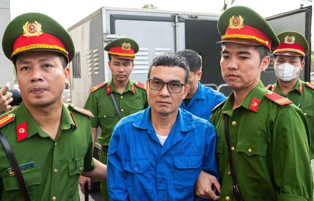 Các bị cáo được dẫn giải tới phiên tòa sơ thẩm.