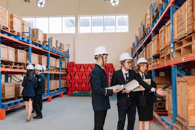 Sinh viên ngành Logistics và chuỗi cung ứng thuộc Khoa Kinh tế (Trường Đại học Hàng hải Việt Nam) được trải nghiệm thực tế tại doanh nghiệp ngay từ năm học đầu tiên. Ảnh: CTV