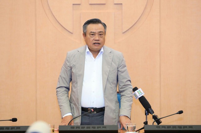 Chủ tịch UBND Thành phố Hà Nội Trần Sỹ Thanh phát biểu tại phiên họp.