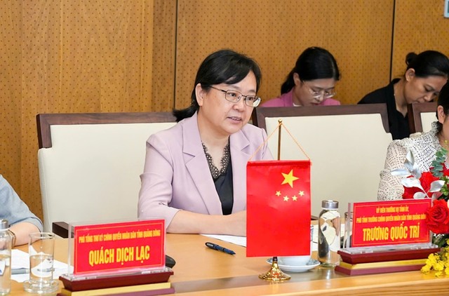 Bà Trương Quốc Trí, Phó Tỉnh trưởng Chính quyền nhân dân tỉnh Quảng Đông chúc mừng, bày tỏ ấn tượng trước những thành tựu phát triển kinh tế - xã hội của TP. Hải Phòng