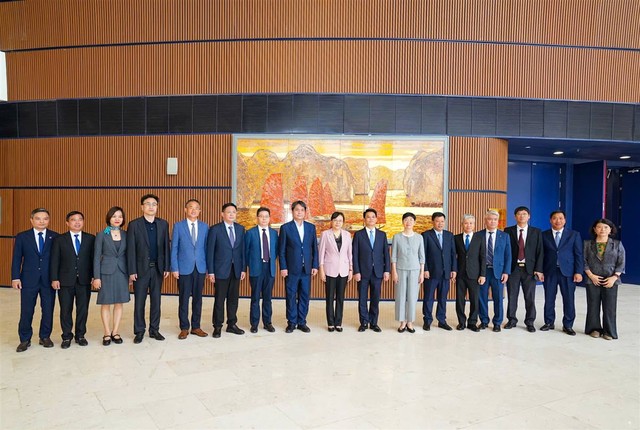 Các đại biểu chụp ảnh lưu niệm tại cuộc làm việc