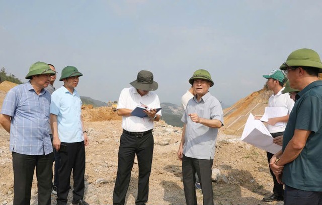 Ông Bùi Văn Khắng, Chủ tịch UBND tỉnh Quảng Ninh kiểm tra tiến độ Dự án cải tạo, nâng cấp quốc lộ 279. Ảnh: QMG Ông Bùi Văn Khắng, Chủ tịch UBND tỉnh Quảng Ninh kiểm tra tiến độ Dự án cải tạo, nâng cấp quốc lộ 279. Ảnh: QMG