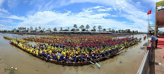 Các đội ghe Ngo chuẩn bị tranh tài