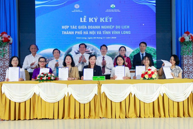 Ký kết hợp tác giữa các doanh nghiệp du lịch Hà Nội và Vĩnh Long.