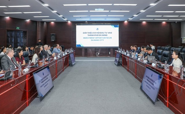 Quang cảnh buổi làm việc.