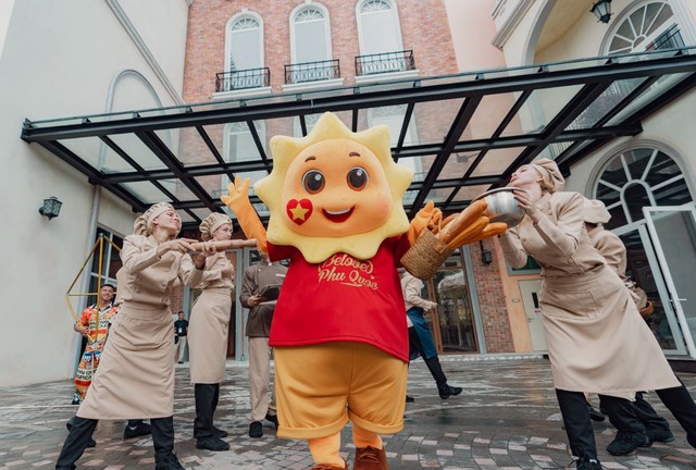 Những show diễn đường phố suốt ngày đêm sẽ khiến du khách trở thành một phần của vở diễn