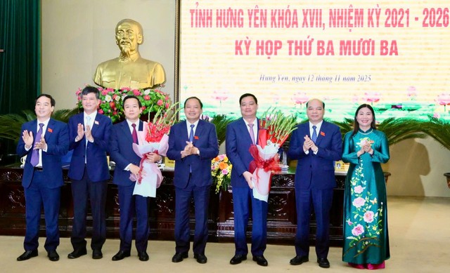 Ông Phạm Quang Ngọc (thứ 3, từ trái sang) được bầu giữ chức Chủ tịch UBND tỉnh Hưng Yên.