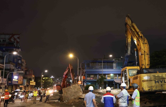 Đêm ngày 13/11, đoàn lãnh đạo MAUR đến kiểm tra điểm lắp cống hộp khu vực phường Bảy Hiền, thuộc tuyến Metro số 2.