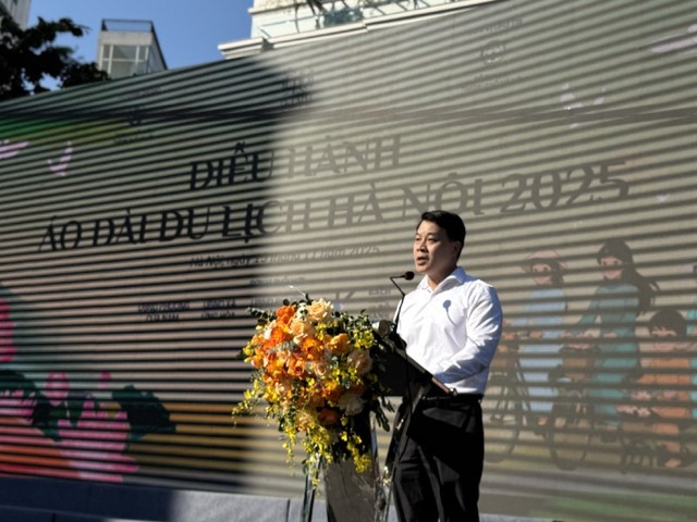 Ông Nguyễn Trần Quang, Phó Giám đốc Sở Du lịch Hà Nội phát biểu khai mạc Lễ Diễu hành Áo dài Du lịch Hà Nội 2025. Ảnh: Hồ Hạ.