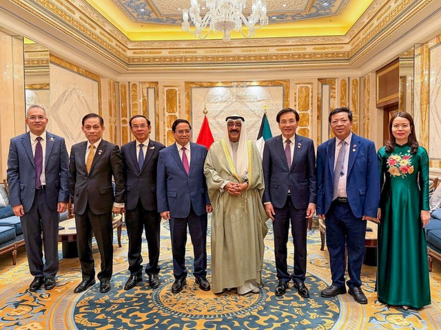 Thủ tướng Phạm Minh Chính và đoàn đại biểu Việt Nam chụp ảnh với Quốc vương Kuwait. Ảnh/VGP/Nhật Bắc.
