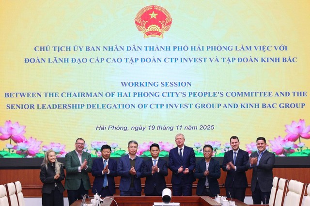 Ông Lê Ngọc Châu, Chủ tịch UBND TP. Hải Phòng cùng lãnh đạo các doanh nghiệp