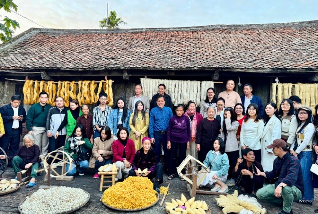 Đoàn đại biểu khảo sát Làng nghề dệt đũi Nam Cao, chiều 20/11/2025. Ảnh: Hồ Hạ.. Đoàn đại biểu khảo sát Làng nghề dệt đũi Nam Cao, chiều 20/11/2025. Ảnh: Hồ Hạ..