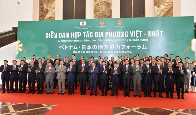 Thủ tướng Phạm Minh Chính chụp ảnh cùng lãnh đạo, đại diện các địa phương Nhật Bản tham dự Diễn đàn. Ảnh: Thanh Sơn