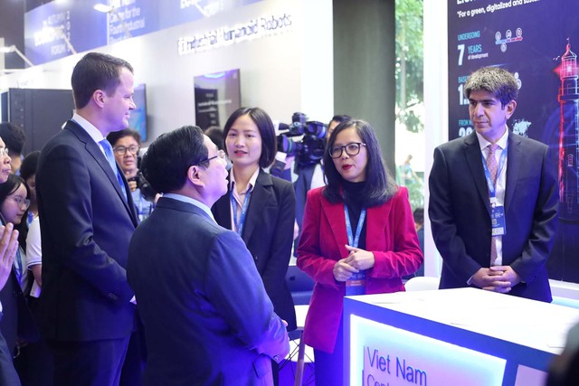 Thủ tướng Chính phủ Phạm Minh trao đổi với các doanh nghiệp bên lề Diễn đàn.