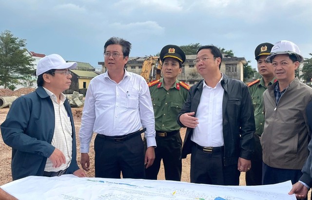 Lãnh đạo tỉnh Quảng Ngãi kiểm tra dự án Đường ven biển Dung Quất - Sa Huỳnh giai đoạn IIa, thành phần 1. Lãnh đạo tỉnh Quảng Ngãi kiểm tra dự án Đường ven biển Dung Quất - Sa Huỳnh giai đoạn IIa, thành phần 1.