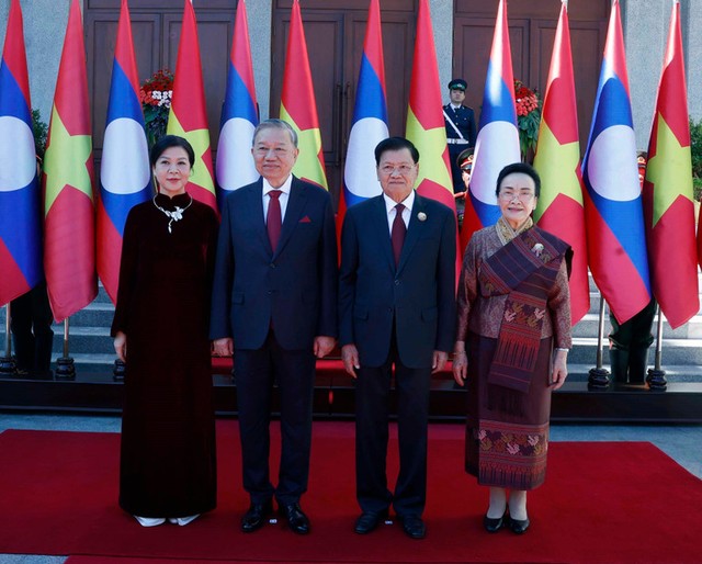 Tổng Bí thư Tô Lâm và Phu nhân cùng Tổng Bí thư, Chủ tịch nước Lào Thongloun Sisoulith và Phu nhân chụp ảnh chung. Ảnh: Thống Nhất/TTXVN