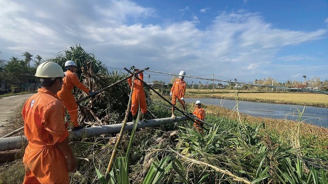 Các kỹ sư EVNGENCO3 hỗ trợ khẩn cấp khắc phục bão lũ tại tỉnh Gia Lai