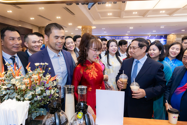 Thủ tướng Phạm Minh Chính tham quan các gian trưng bày, giới thiệu sản phẩm tại sự kiện, và thưởng thức cafe tại gian hàng của Vikkafe - Ảnh: Nguyễn Quyền