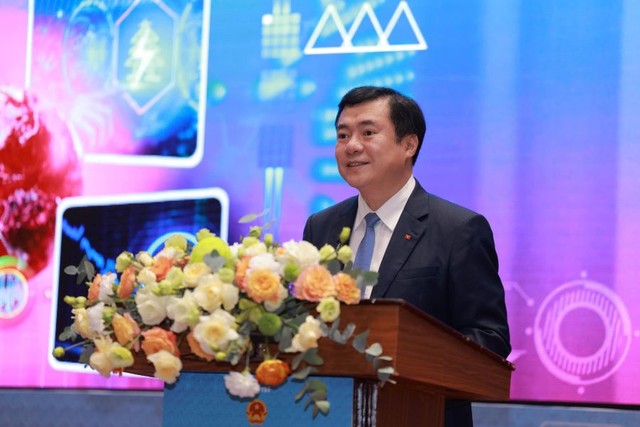 Thứ trưởng Nguyễn Sinh Nhật Tân tại Diễn đàn Chuyển đổi số ngành Công thương 2025, sáng 3/12.