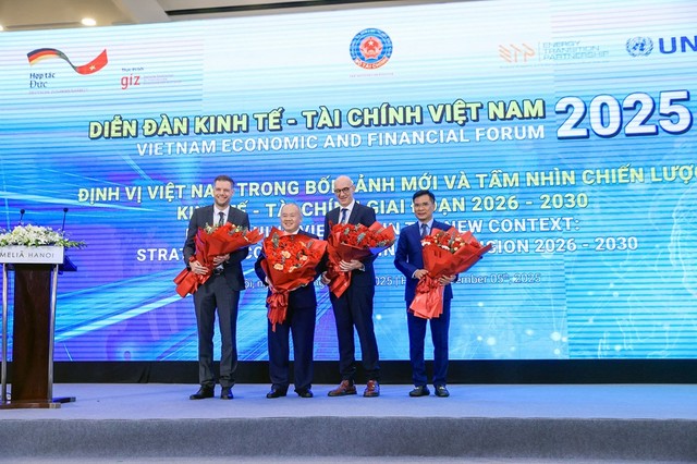 Lãnh đạo Bộ Tài chính tặng hoa chúc mừng Diễn đàn. Lãnh đạo Bộ Tài chính tặng hoa chúc mừng Diễn đàn.