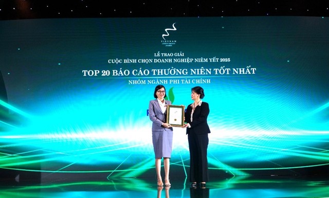 Bà Trần Thu Hằng – Chánh Văn phòng Tổng công ty – đại diện PV Drilling nhận giải Top 20 Báo cáo thường niên tốt nhất – nhóm ngành phi tài chính