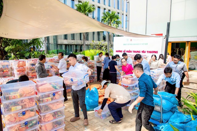 Cán bộ, nhân viên C.P. Việt Nam khẩn trương chuẩn bị những phần quà gửi tặng bà con