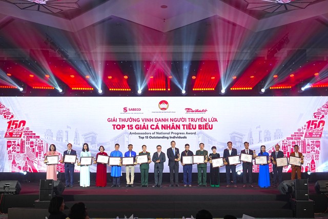 Đại diện SABECO và báo Đại Đoàn Kết trao giải Top 15 Cá nhân tiêu biểu