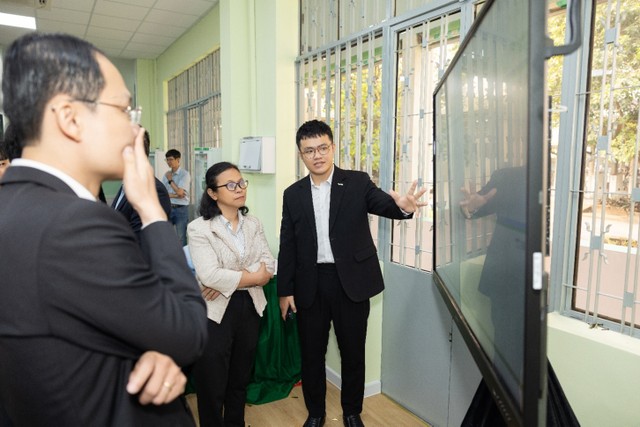 Đại diện Schneider Electric giới thiệu và trao đổi cùng các thầy cô Trường Đại học Bách khoa – ĐHQG-HCM Đại diện Schneider Electric giới thiệu và trao đổi cùng các thầy cô Trường Đại học Bách khoa – ĐHQG-HCM