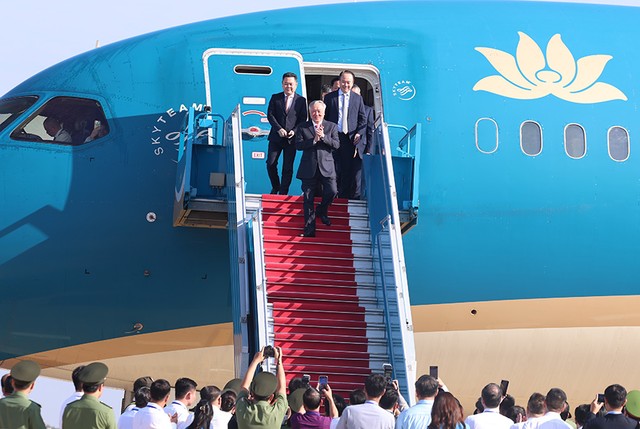 Phó Thủ tướng Thường trực Chính phủ Nguyễn Hòa Bình bước ra từ chuyến bay đầu tiên của Vietnam Airline hạ cánh tại sân bay Long Thành sáng 19/12. Đây là chuyến bay cất cánh từ sân bay Nội Bài (Hà Nội).